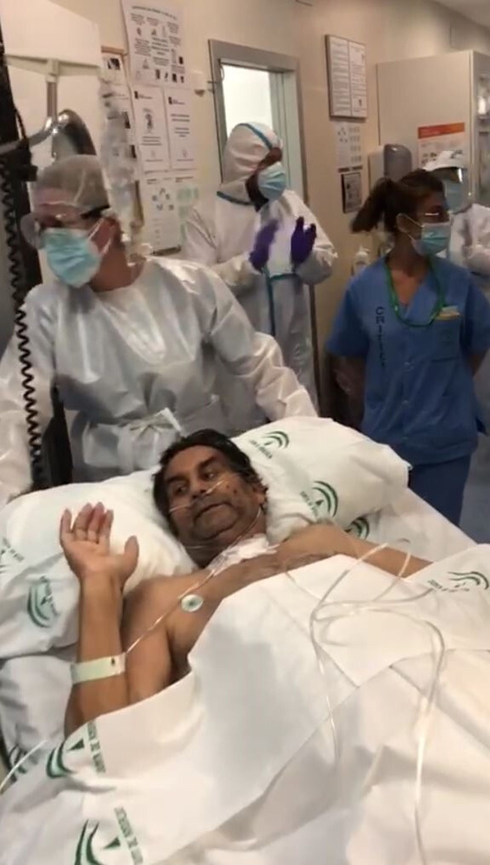 Manuel Cortes, este miércoles por la mañana, dejando la UCI del Clínico.