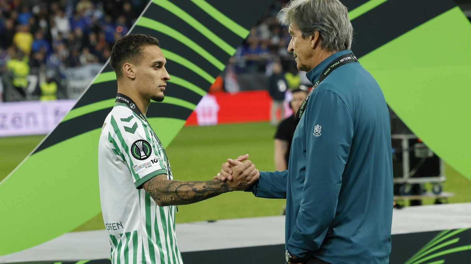 Antony y Pellegrini se saludan a la finalización del encuentro ante el Chelsea. Antony y Pellegrini se saludan a la finalización del encuentro ante el Chelsea.