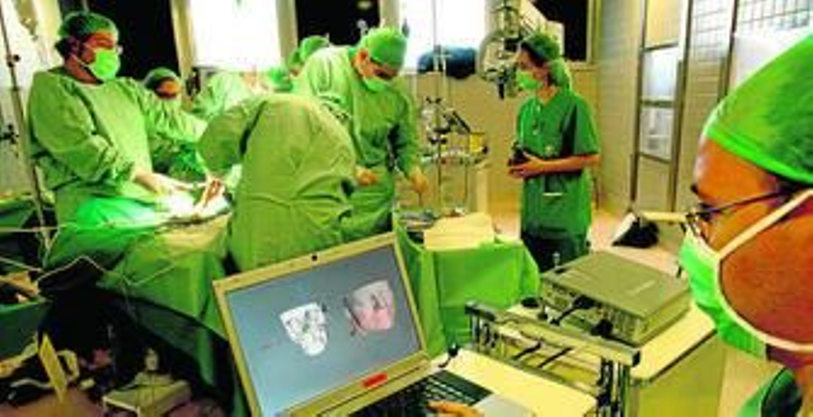 Un equipo médico realiza una intervención quirúrgica, en una imagen de archivo.