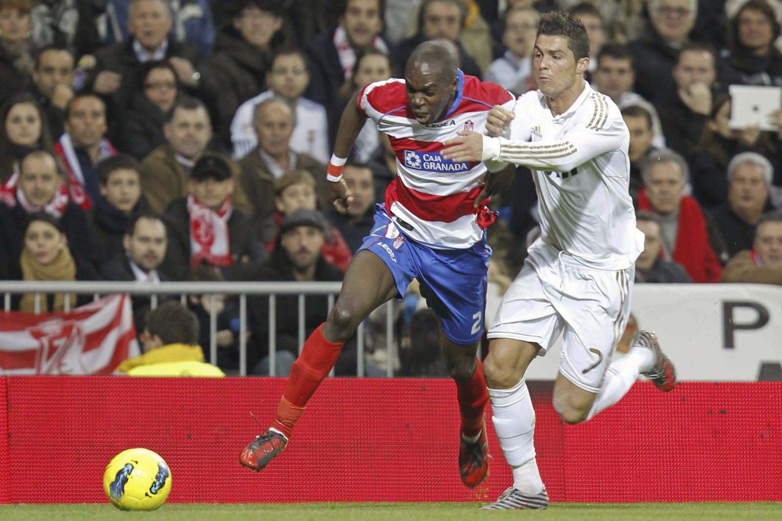 Nyom y Cristiano Ronaldo persiguen un balón