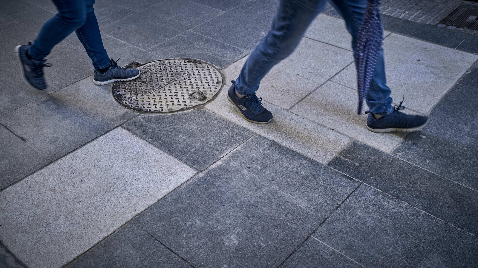 Losas desparejadas en la calle Pelota