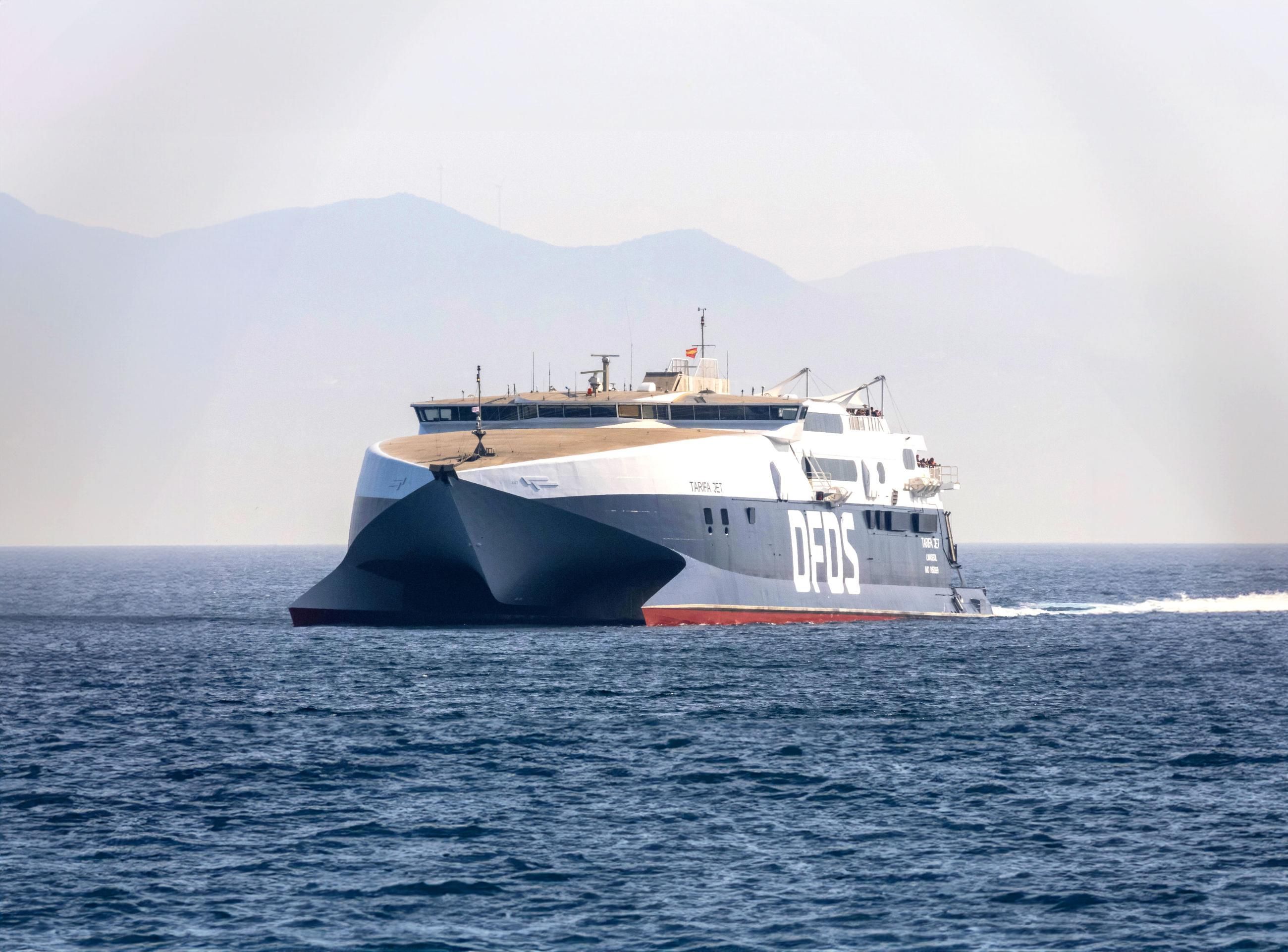 DFDS espera ganar 67 millones en 2026 con la compra del negocio de Armas Trasmediterranea en el Estrecho de Gibraltar