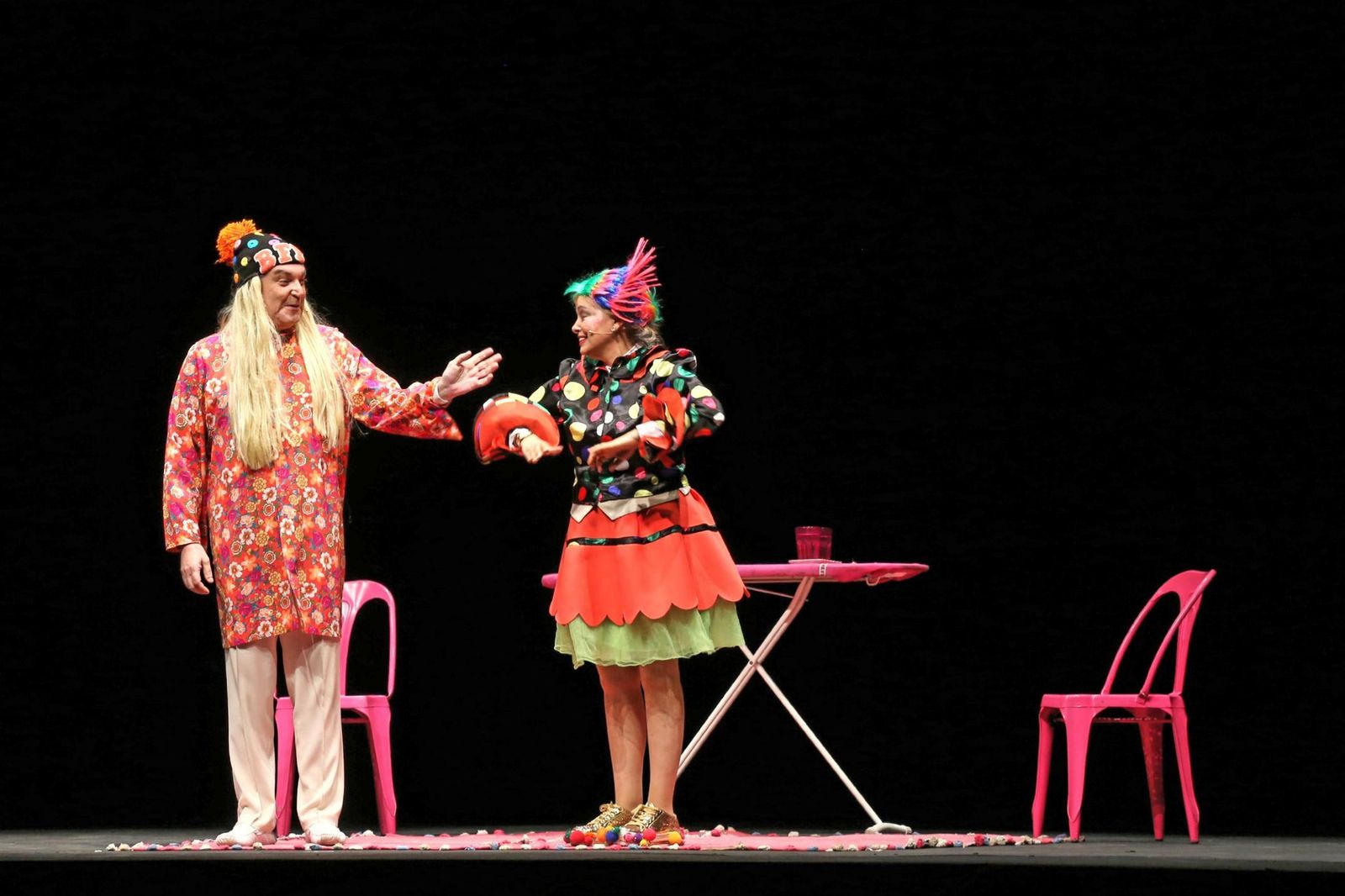 Una imagen de Emma Ozores y Juan Anillo durante la representación en el patio de San Luis Gonzaga.