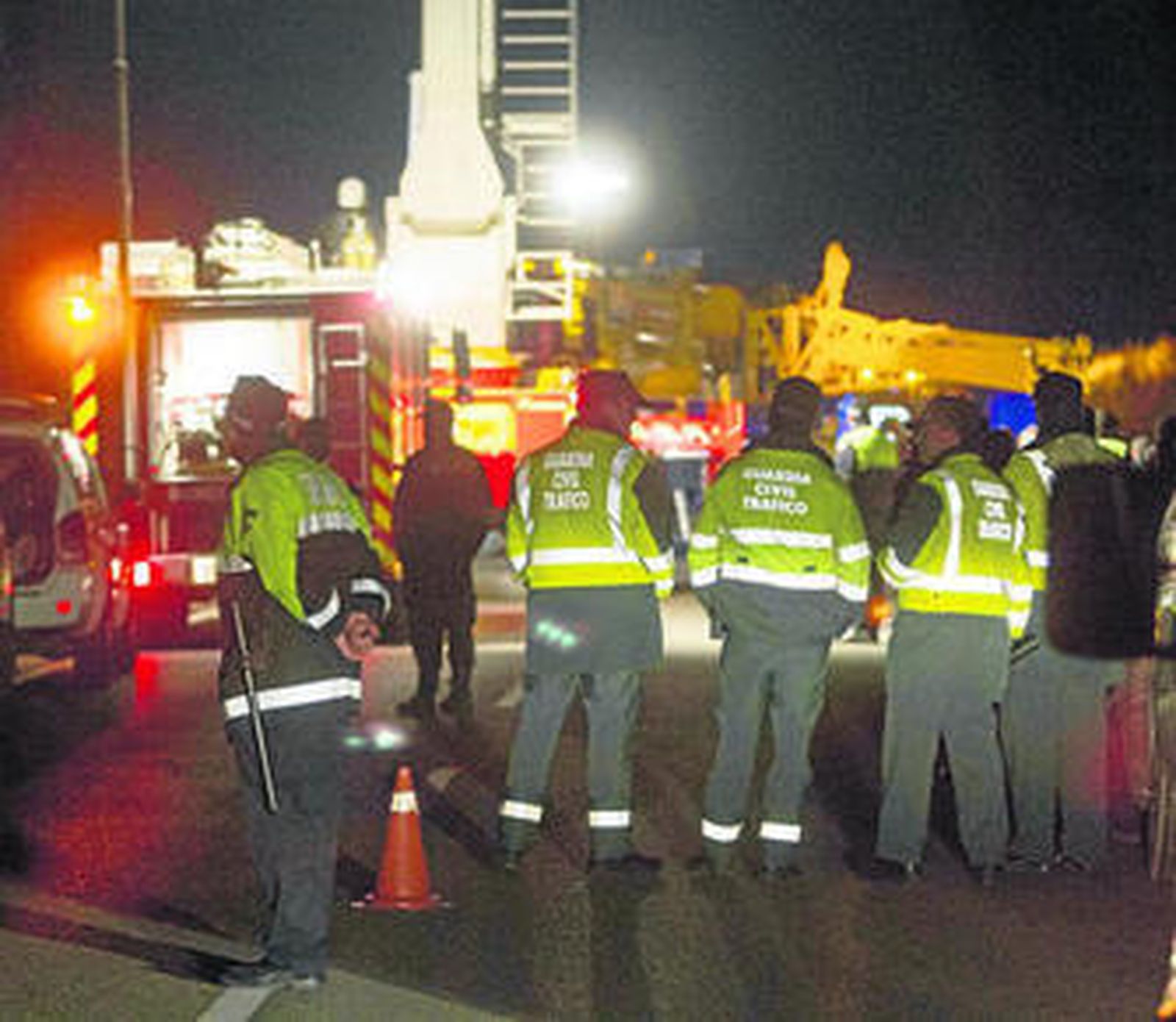 Un parapentista se queda atrapado a 80 metros en un cable de alta tensión