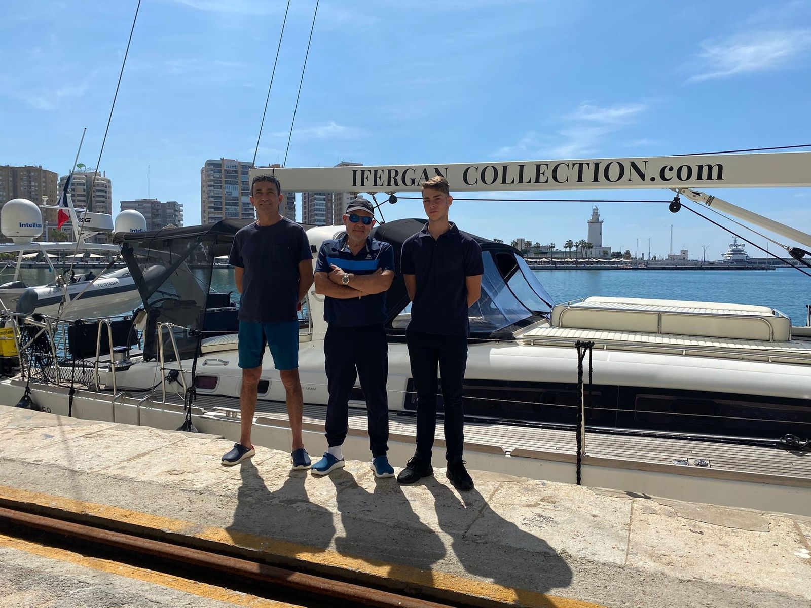 Jiménez Ifergan (en el centro), junto a sus dos acompañantes, este martes, en el Puerto de Málaga antes de su salida.