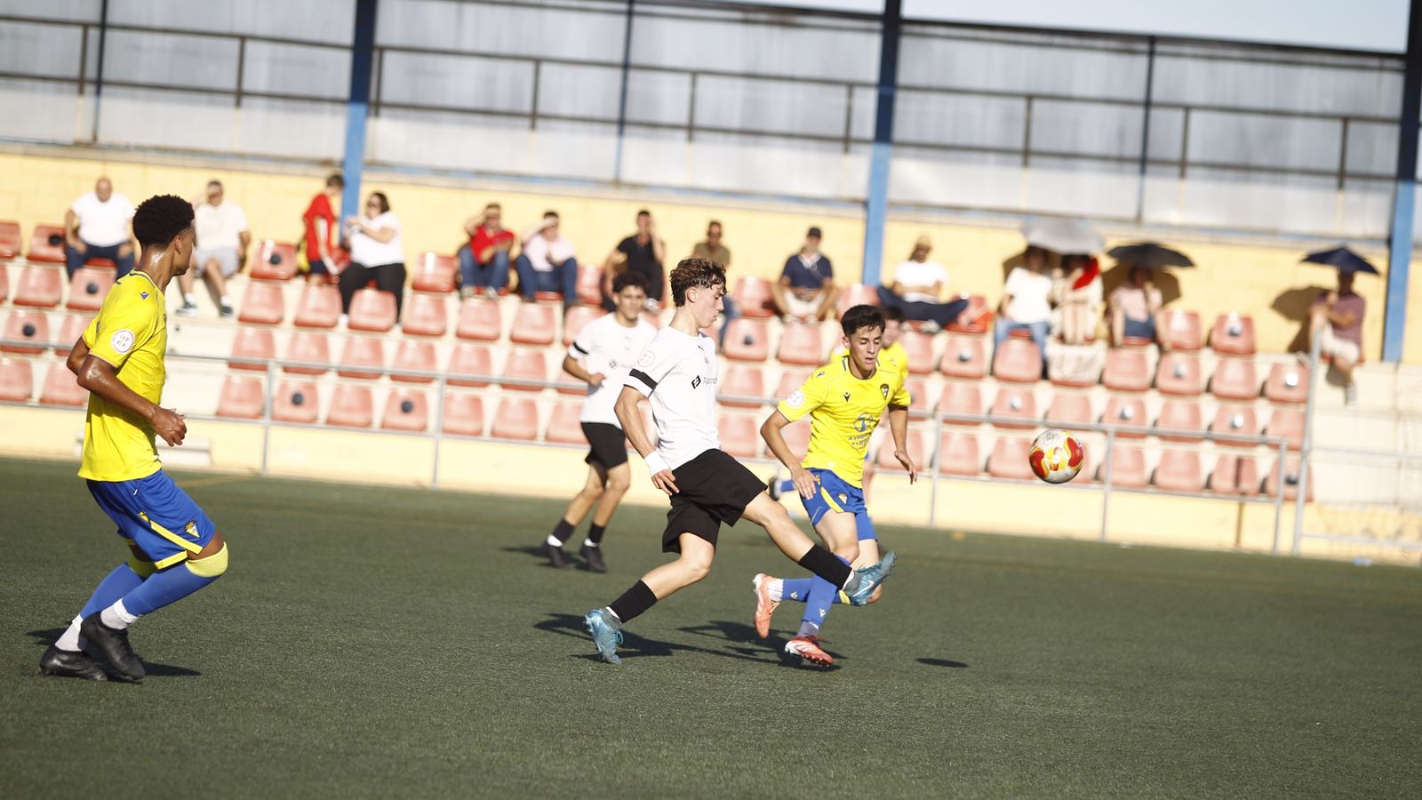 Santi Martínez realiza un pase durante el encuentro de la primera vuelta frente a los gaditanos.