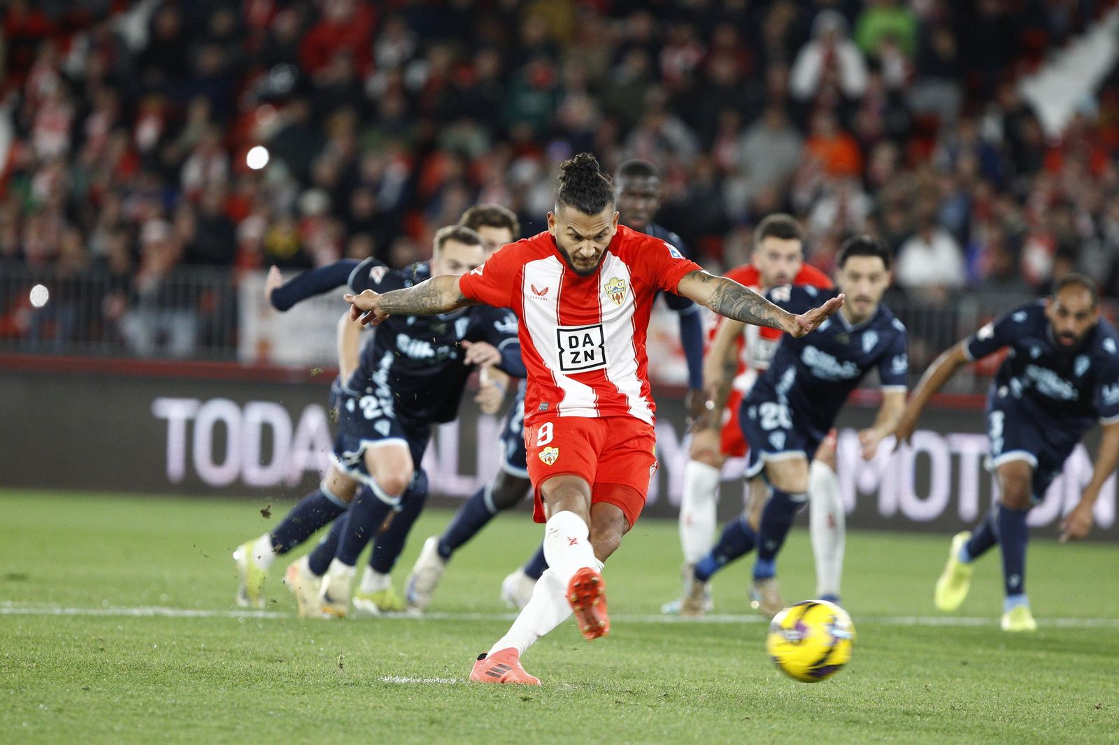 La U.D. Almería empata a uno contra el Cádiz y es campeón de invierno, en imágenes