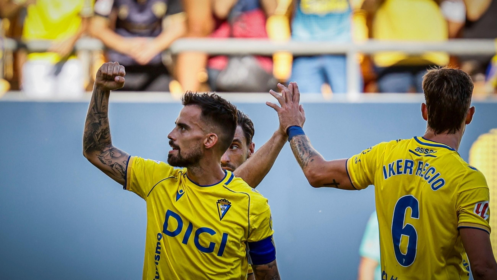 El Cádiz celebra ante el Eibar.