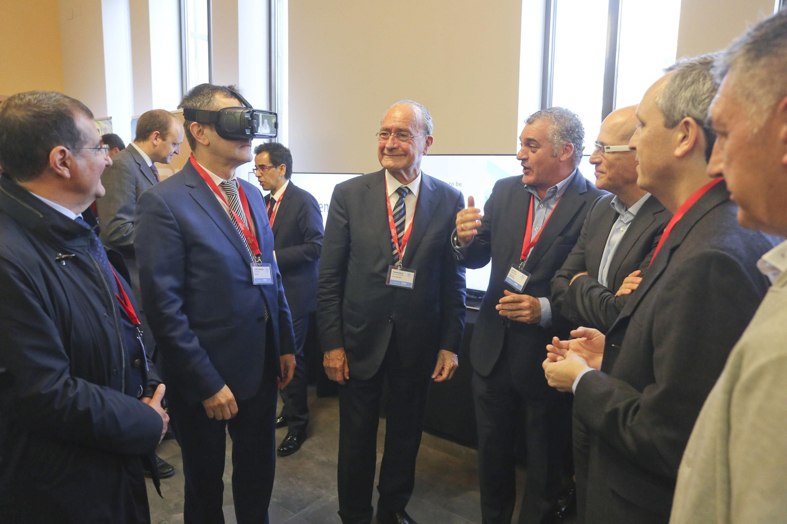 Varias de las autoridades y directivos que acudieron ayer al 5G Fórum en una demostración.