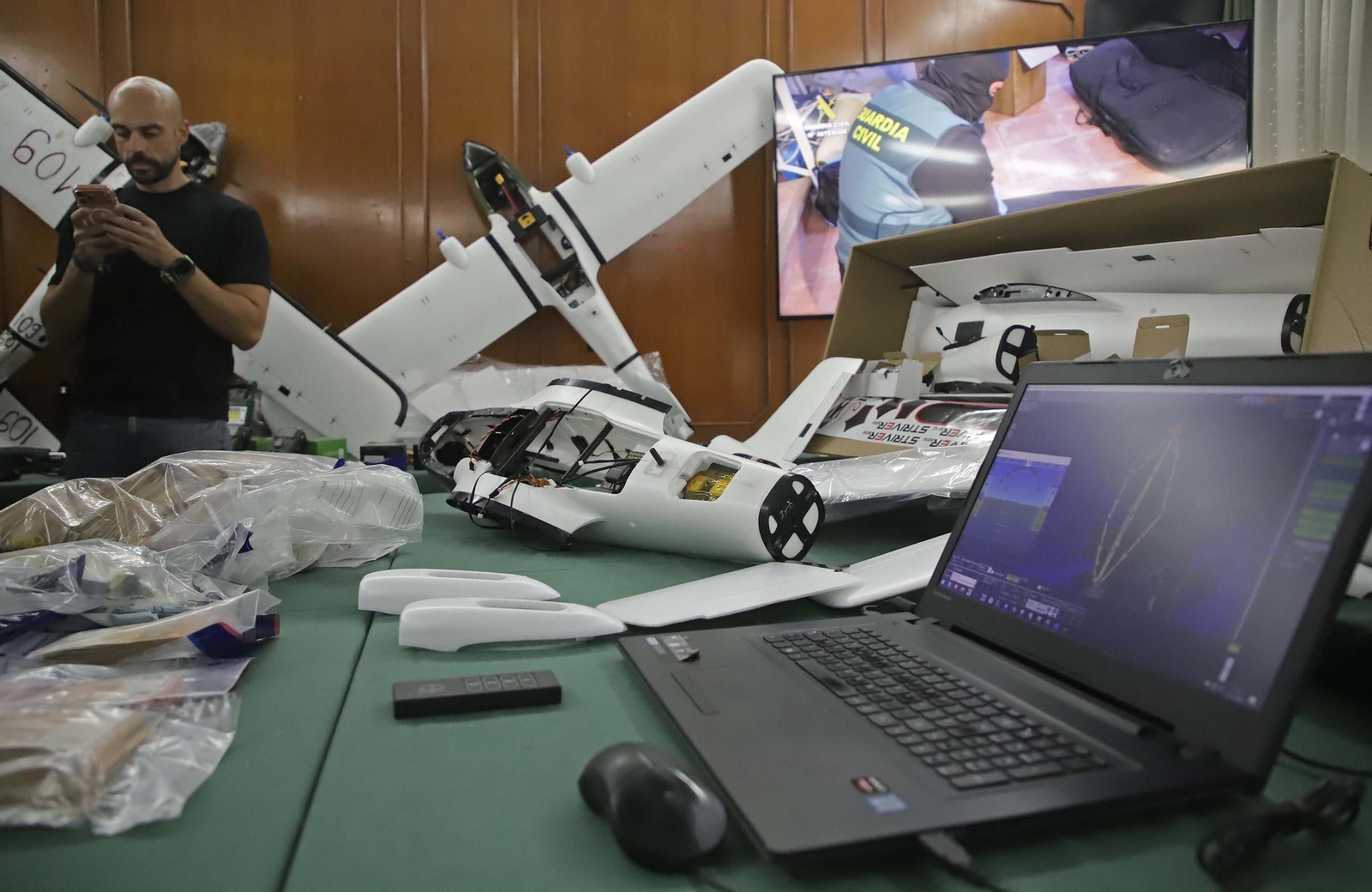 Fotos de los drones de largo alcance para introducir hachís en España desde Marruecos incautados por la Guardia Civil en Algeciras