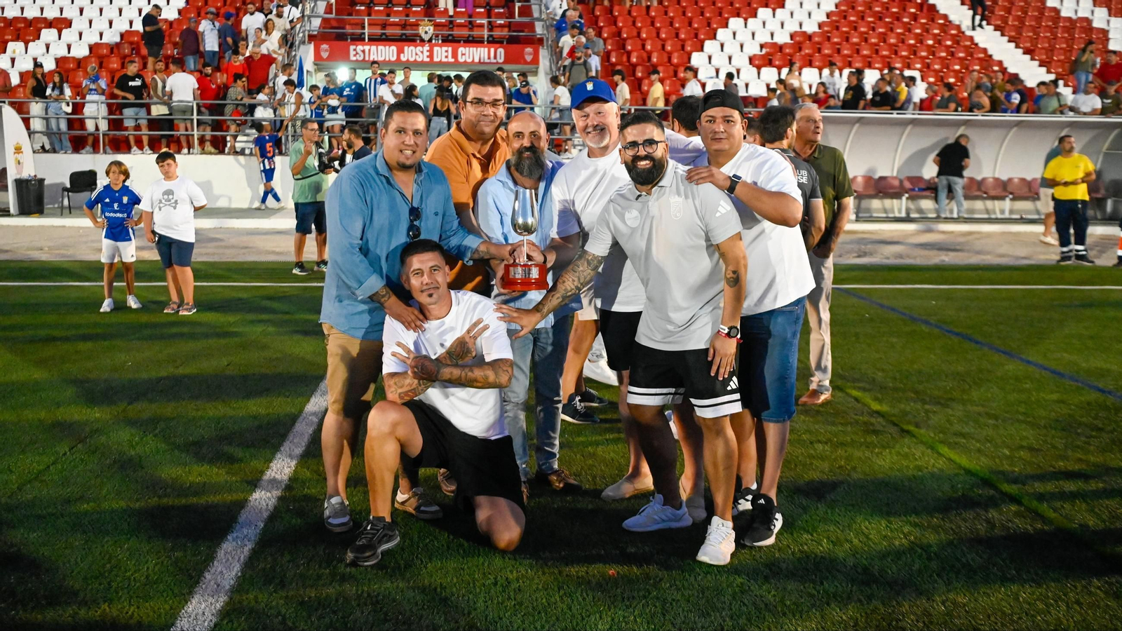 Miguel Gutiérrez, en el Cuvillo junto a otros consejeros y aficionados azulinos tras ganar el Trofeo Ciudad de El Puerto.