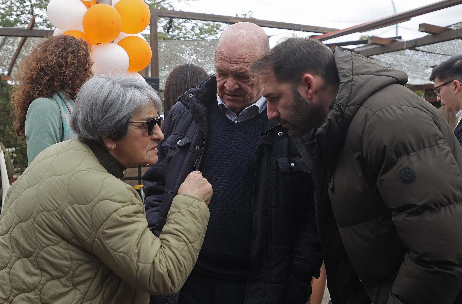 Sánchez Bautista y Patricio González, junto a una simpatizante de 100x100, en el acto del partido del pasado día 8.