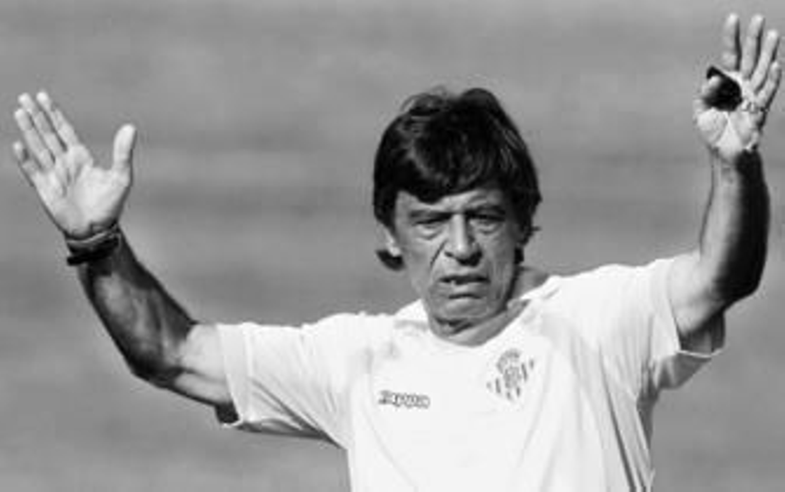 Paco Chaparro reclama atención a un ejercicio en el entrenamiento.