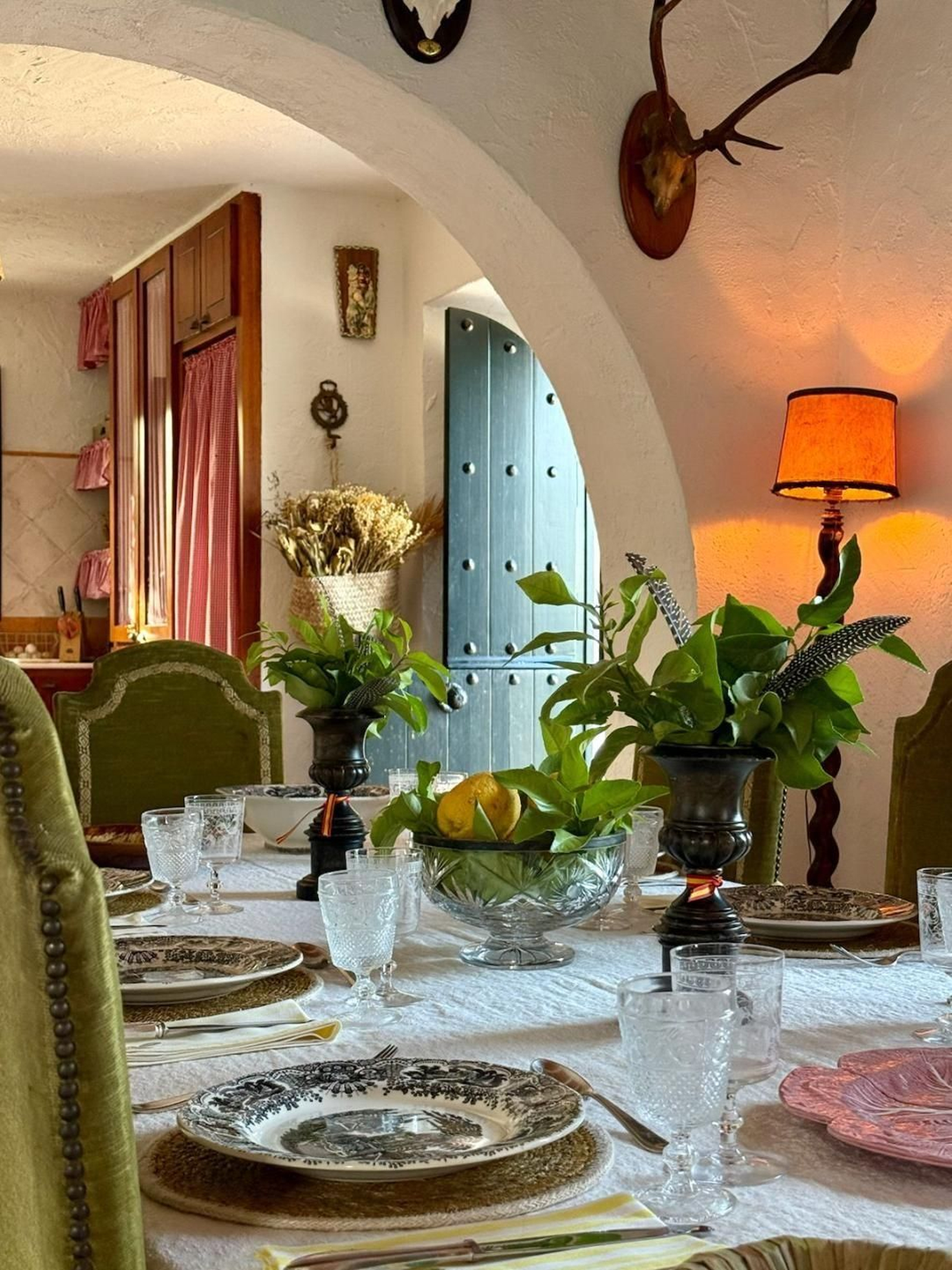 La mesa del comedor, completamente vestida.