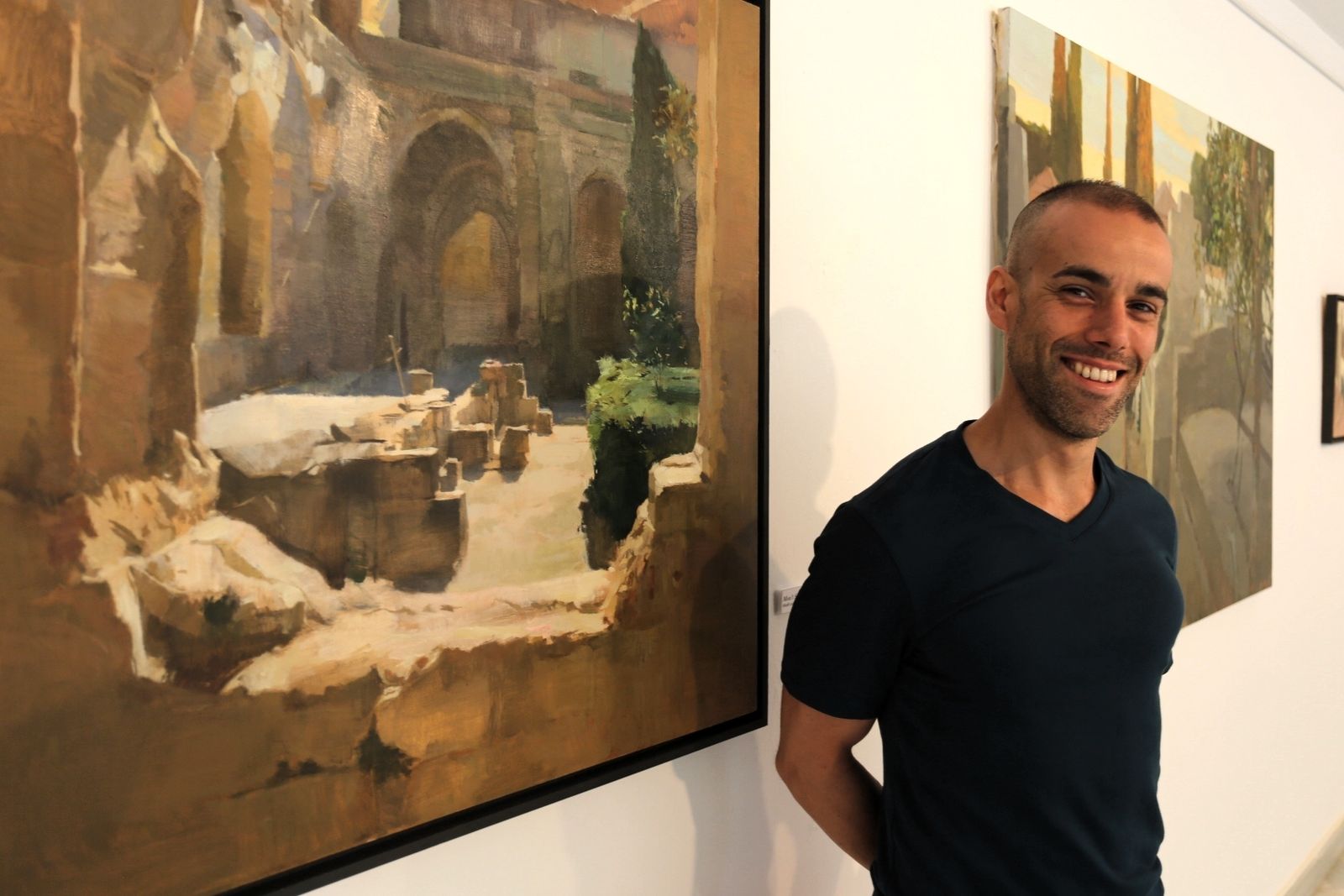 El pintor Sergio del Amo junto a una de sus obras.