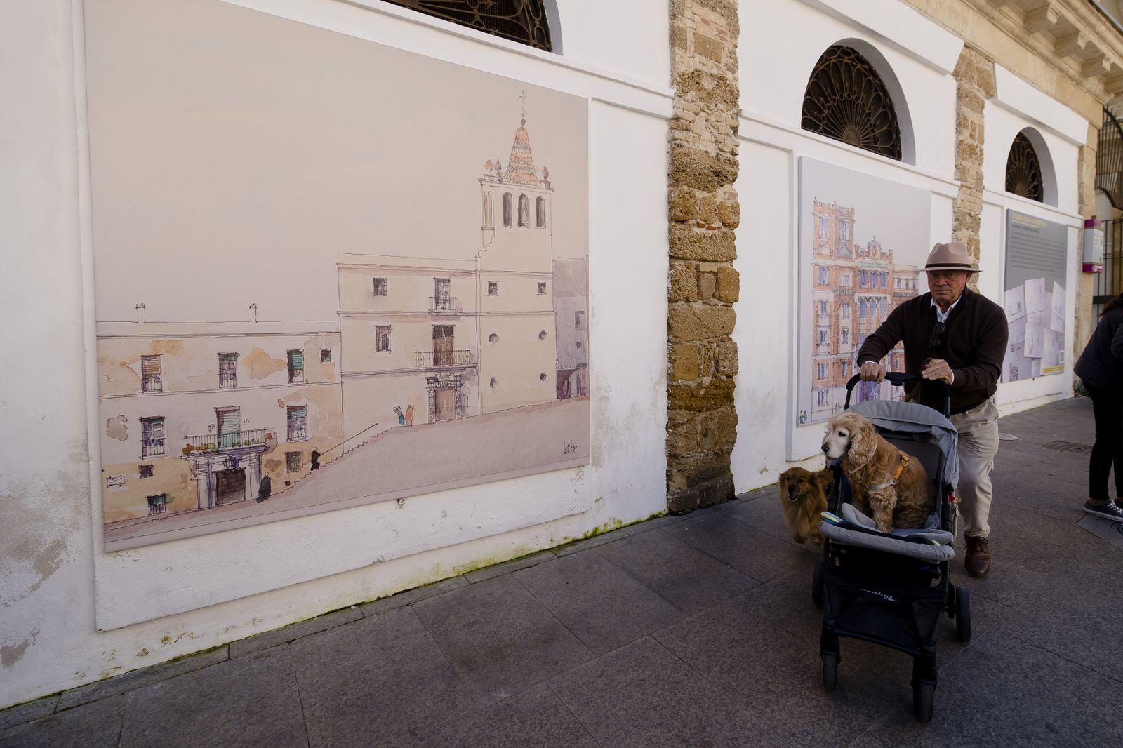 Las imágenes de la inauguración de la exposición de Juan Manuel Fernández Pujol en el exterior del mercado