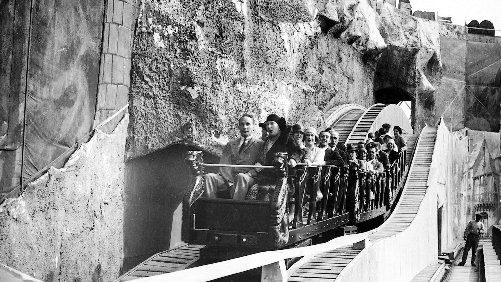 La reina y las infantas, el duque de Spoleto y otros acompañantes en la montaña rusa del parque de atracciones, en la tarde del 28 de abril de 1930 (fotografía publicada en 'Mundo Gráfico', 30 de abril de 1930).