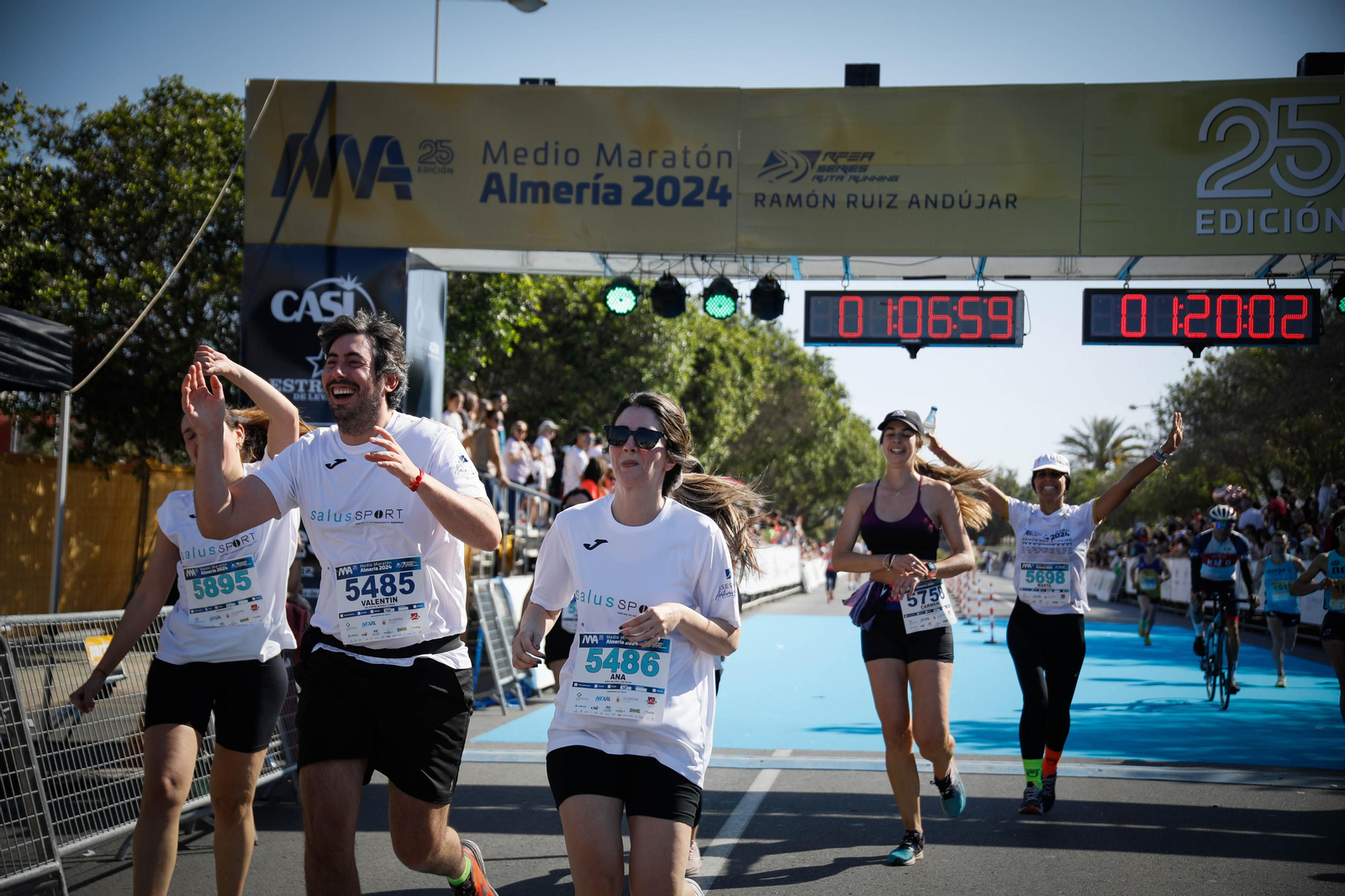 Imágenes de la llegada de la Media maratón Ciudad de Almería