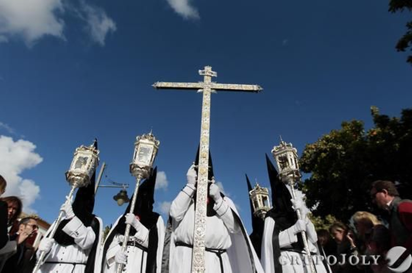 La cruz de guía de la Hermandad de la Coronación en plena calle Arcos momentos después de su salida desde Los Descalzos.

Foto: José Contreras