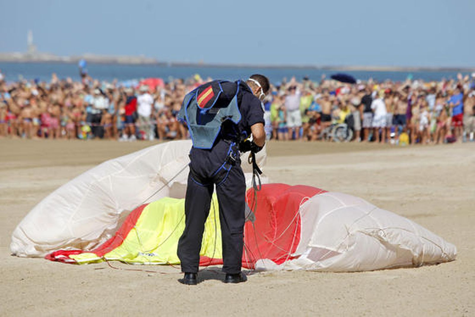 190.000 personas disfrutan del III Festival Aéreo en la playa de la Victoria. /Foto: Jesús Marín