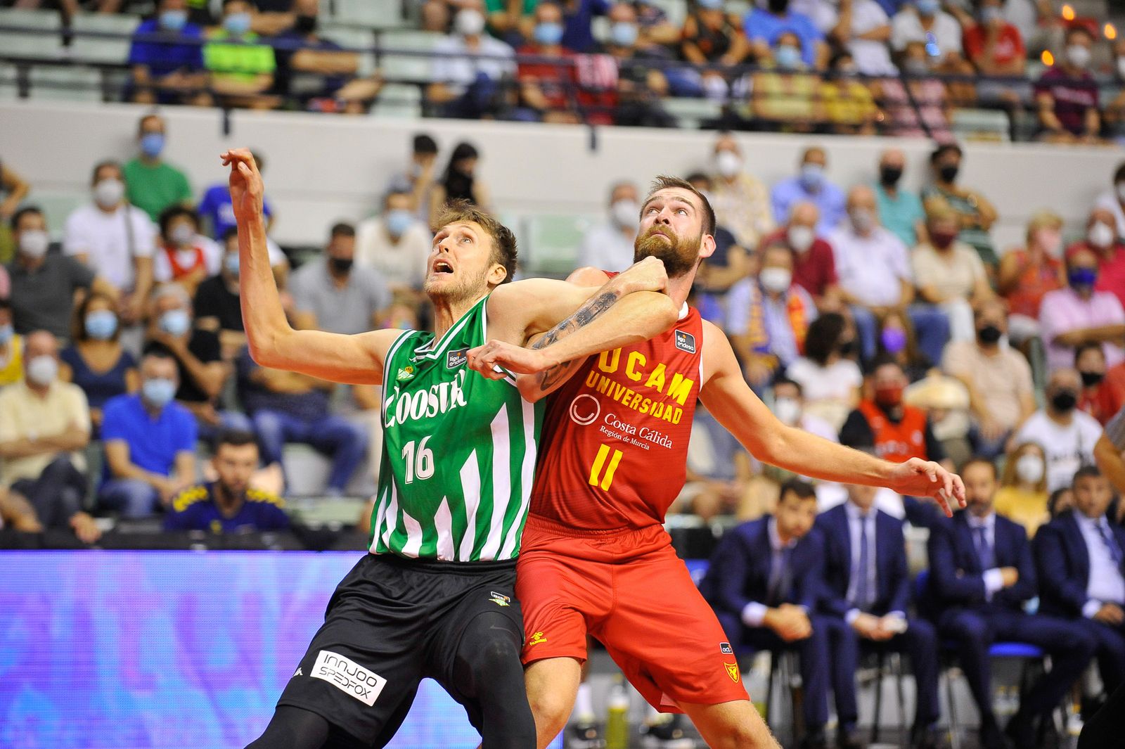 Spires pelea por la posición con el jugador del UCAM Murcia Radovic.