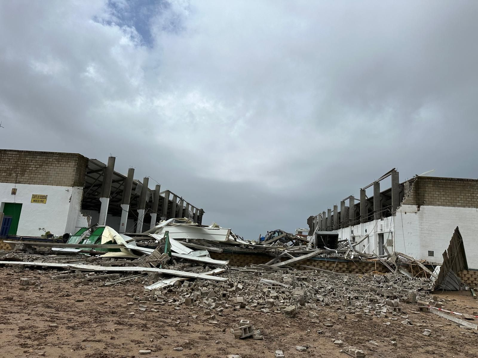 Las imágenes del derrumbe de una nave por el viento en Sevilla