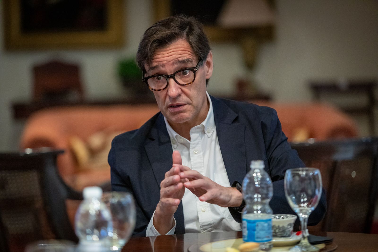 Salvador Illa gesticula durante la entrevista.