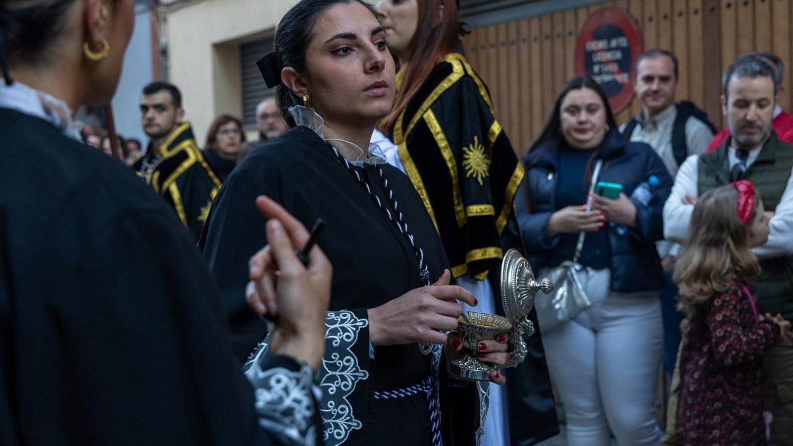 Luto y duelo en la noche del Viernes Santo, en imágenes