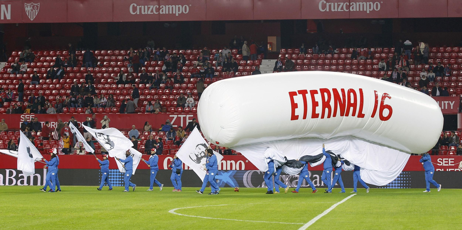Una imagen significativa de la grada visitante del Sánchez-Pizjuán ocupada por la hinchada de Boca.