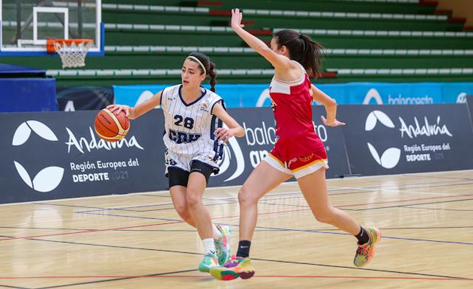 Una imagen del primer partido del DOC Baloncesto Sevilla Femenino en el CADEBA Júnior.