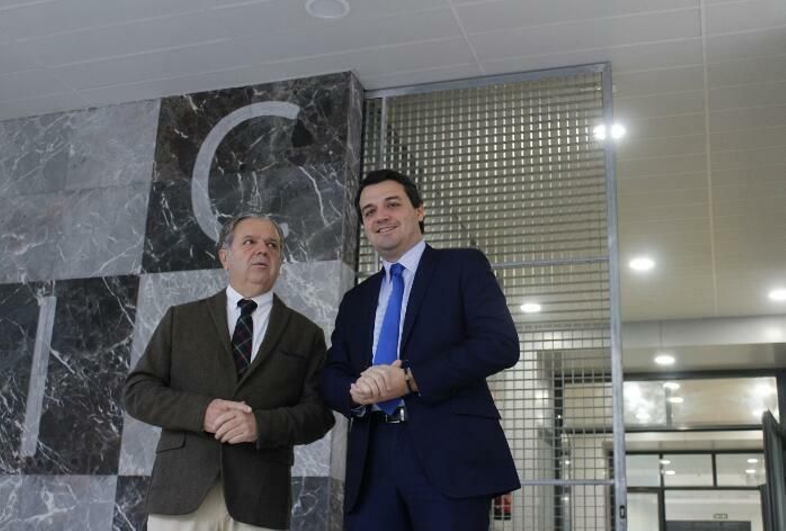 Fuentes y Bellido, en el vestíbulo del edificio.