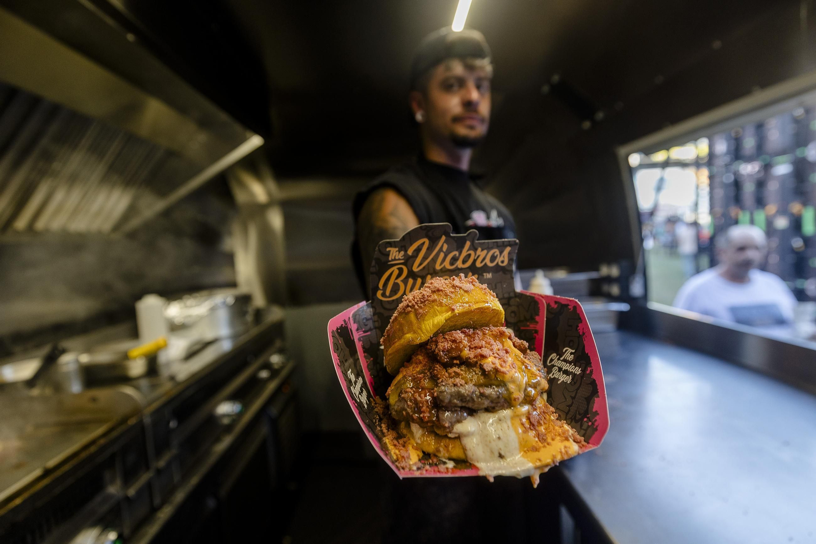 Búscate en las imágenes de la inauguración de The Champions Burger en el estadio Nuevo Mirandilla