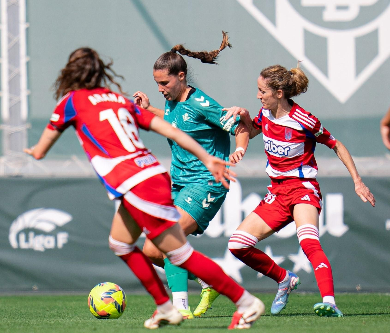 Una jugadora del Betis rodeada de dos rojiblancas durante el partido