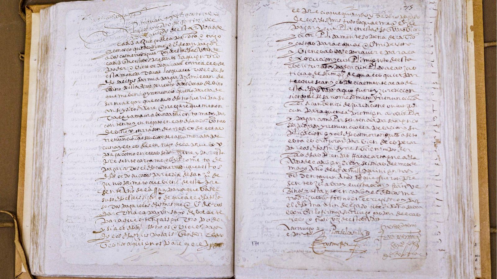 Libro con protocolos notariales. Libro con protocolos notariales.