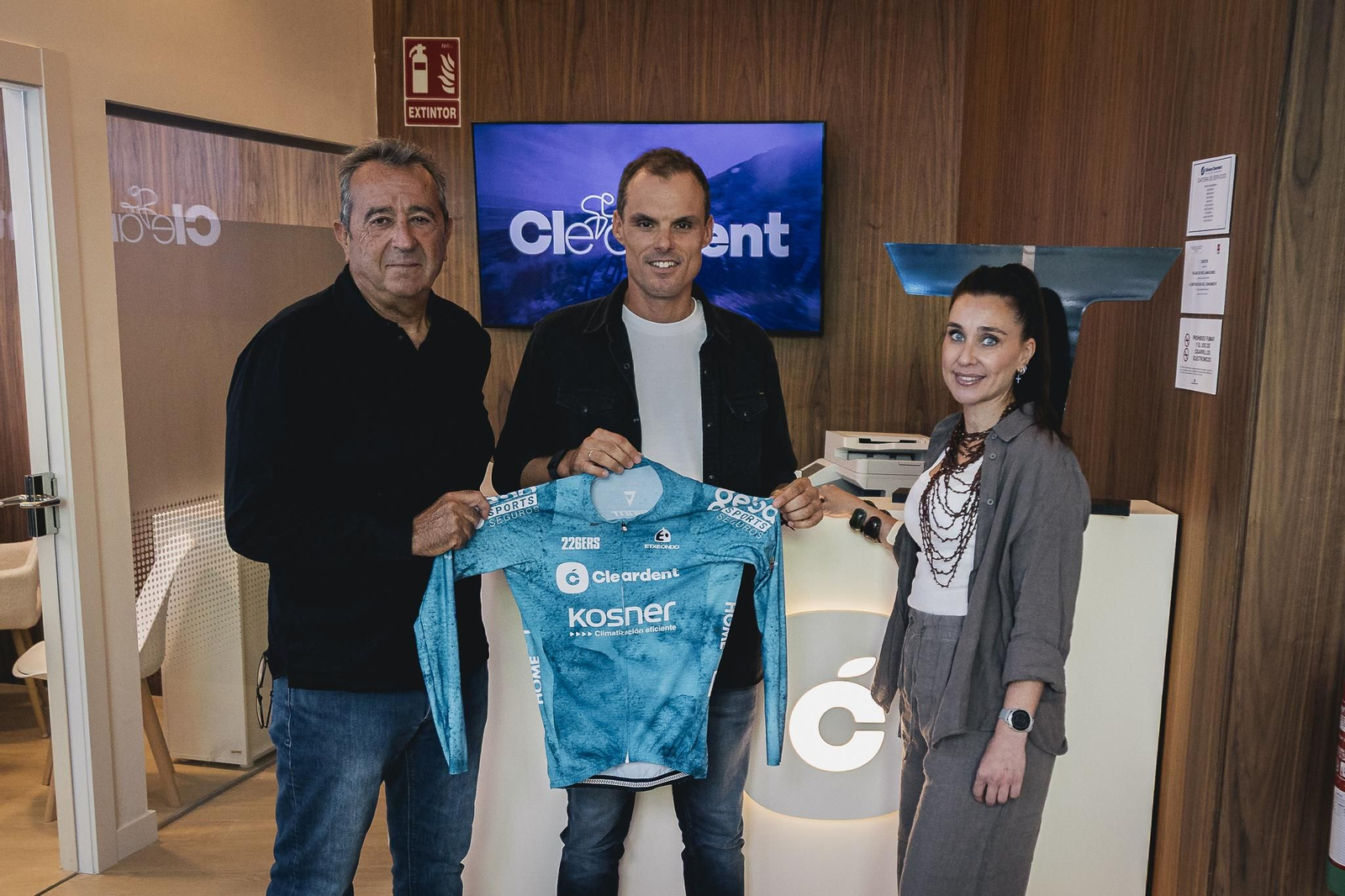 El ciclista Luis León Sánchez posa en las instalaciones de la clínica dental con el maillot que lucirá en la prueba almeriense