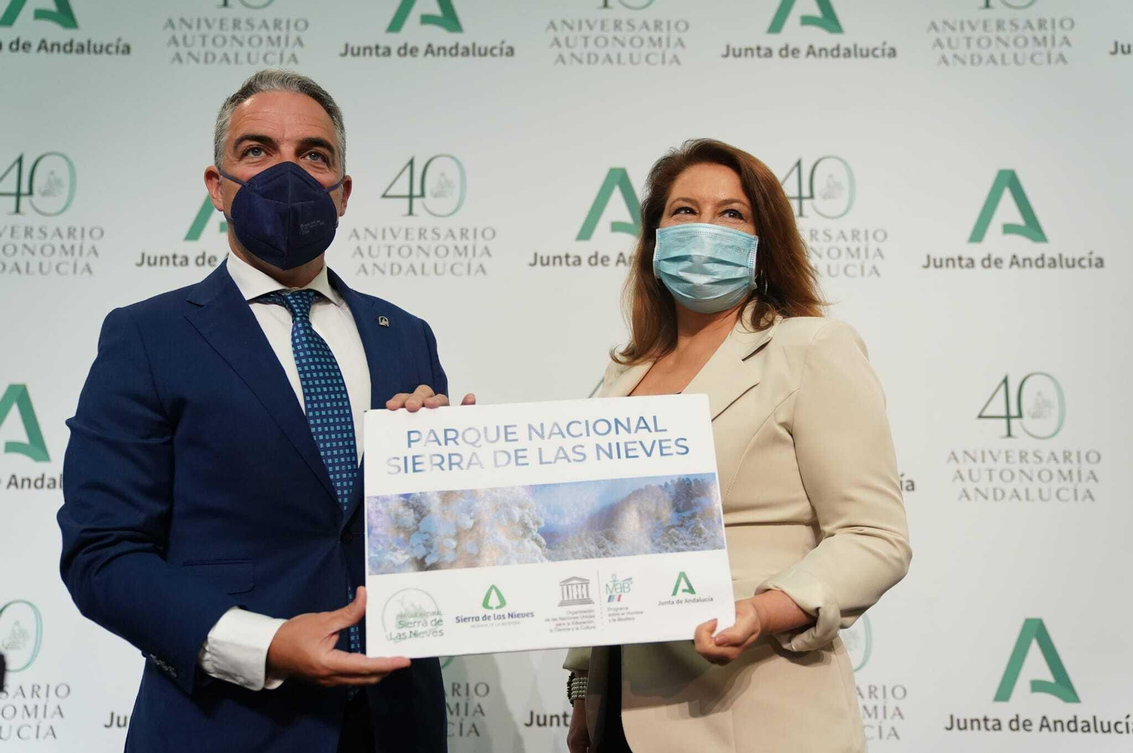 Elías Bendodo y Carmen Crespo muestran un cartel del  futuro Parque Nacional.