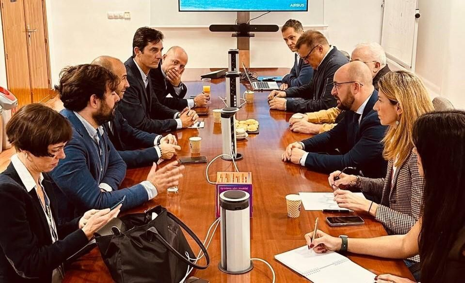 Una imagen de la reunión de la mesa entre Ayuntamiento y Airbus.