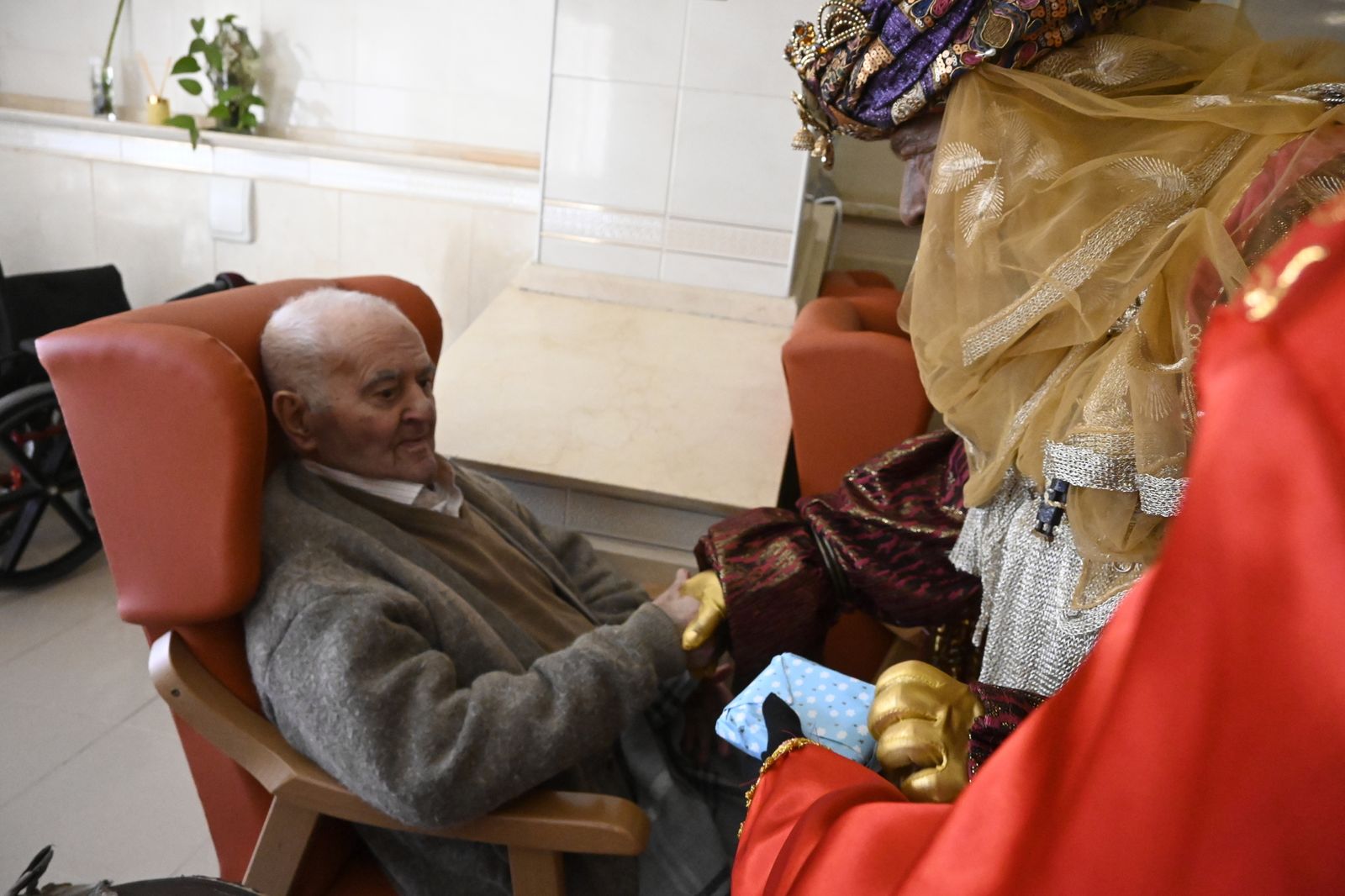 Visita de los Reyes Magos a los ancianos de los asilos de Huelva, en imágenes