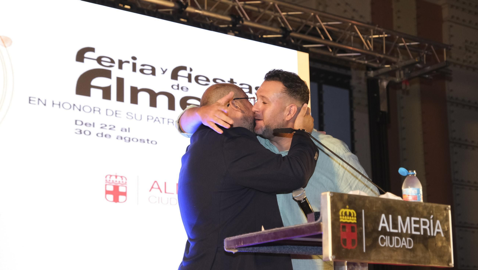 El pregón de la Feria de Almería 2025 y el encendido de la portada, en imágenes