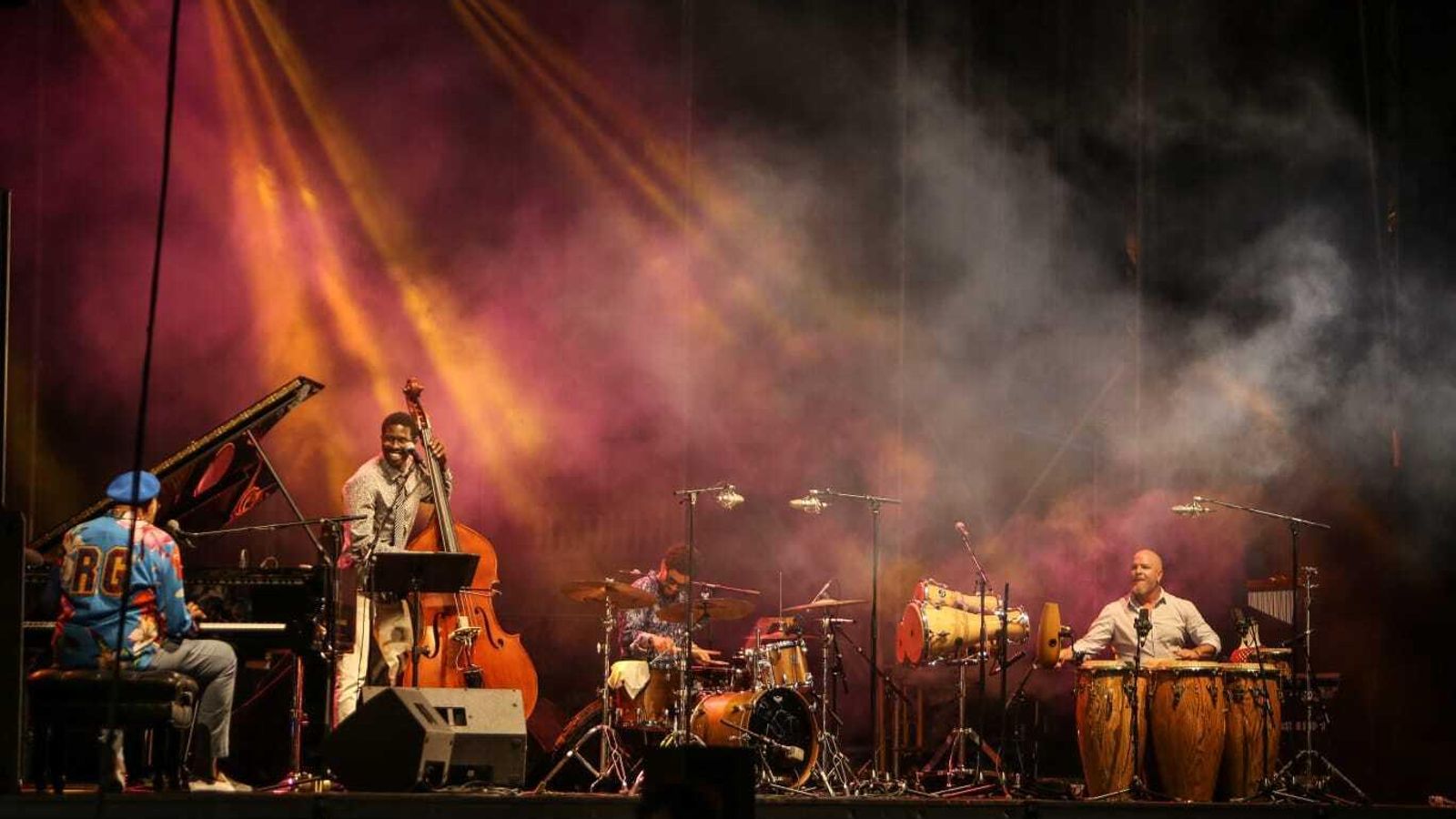 Valdés y sus músicos, durante un momento del concierto en el Bahía Sound.