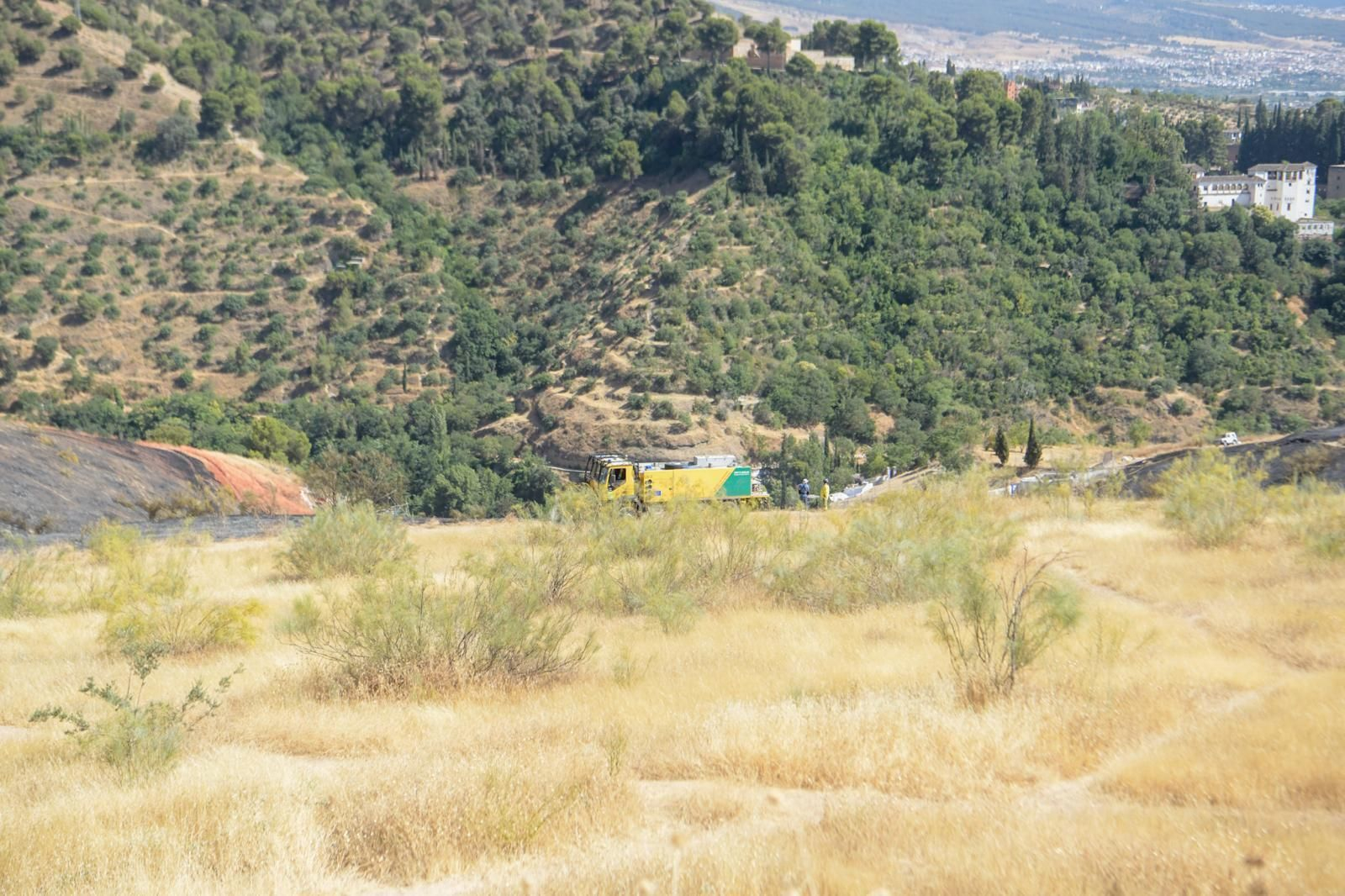 Así ha sido la extinción de las llamas en el Sacromonte de Granada, en imágenes