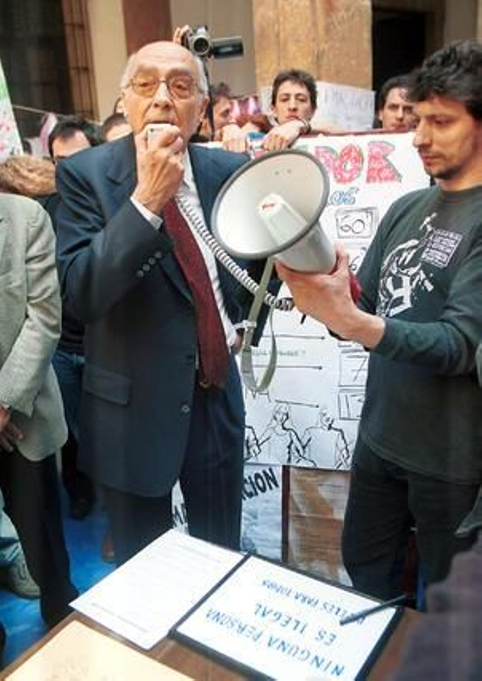 Saramago, en el Paraninfo de la Universidad Hispalense en 2001, arenga a los estudiantes sevillanos para apoyar la legalización de los inmigrantes. / D. S.

Foto: Varios