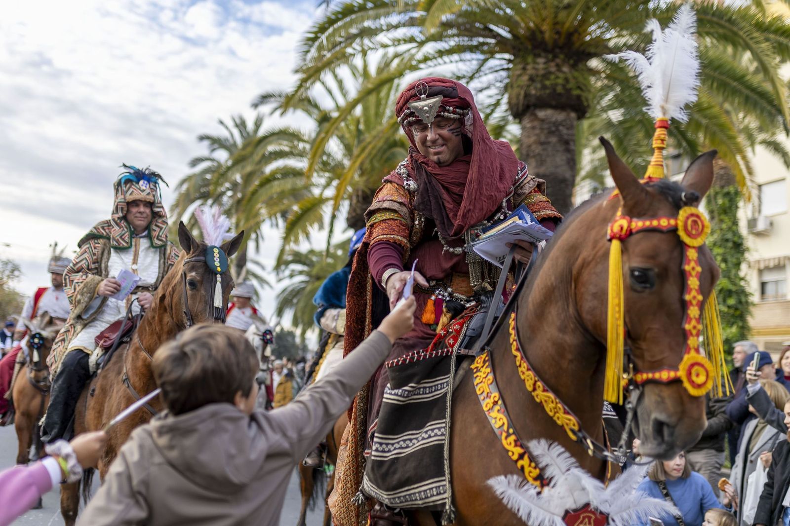 Un niño entrega una carta al Heraldo Real el año pasado.