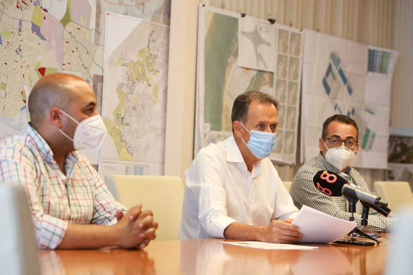 El alcalde, acompañado de los ediles de Fomento y Servicios Sociales, en el Ayuntamiento.