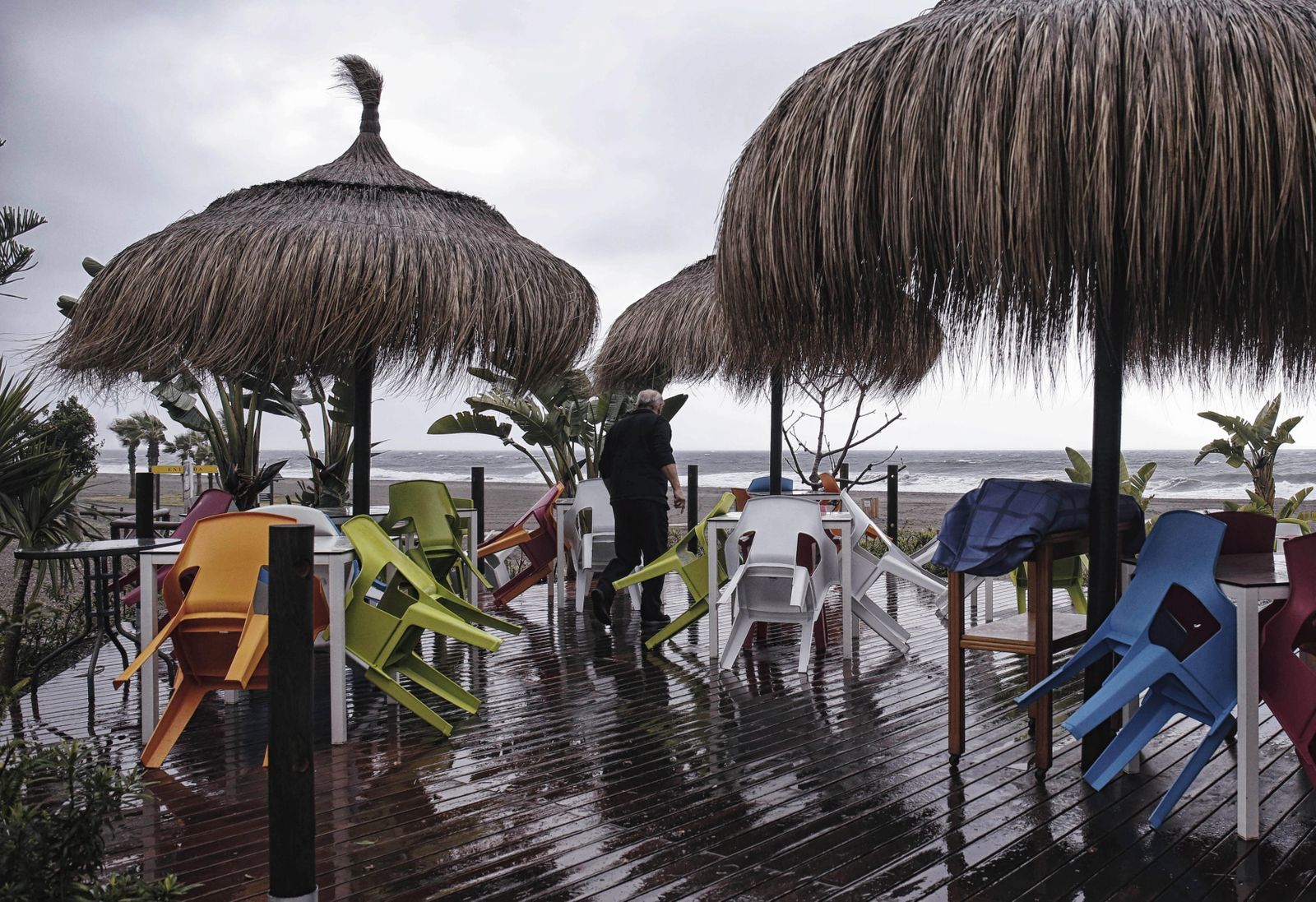 Un chiringuito en Rincón de la Victoria, ayer, sin clientes por la lluvia y la ventisca.