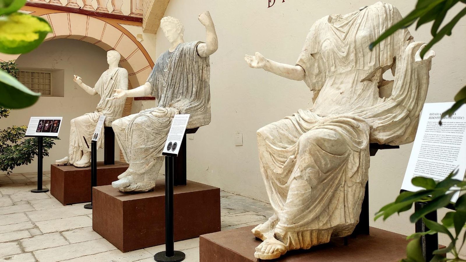 Esculturas procedentes de Torreparedones, que están expuestas en el Museo Arqueológico e Histórico