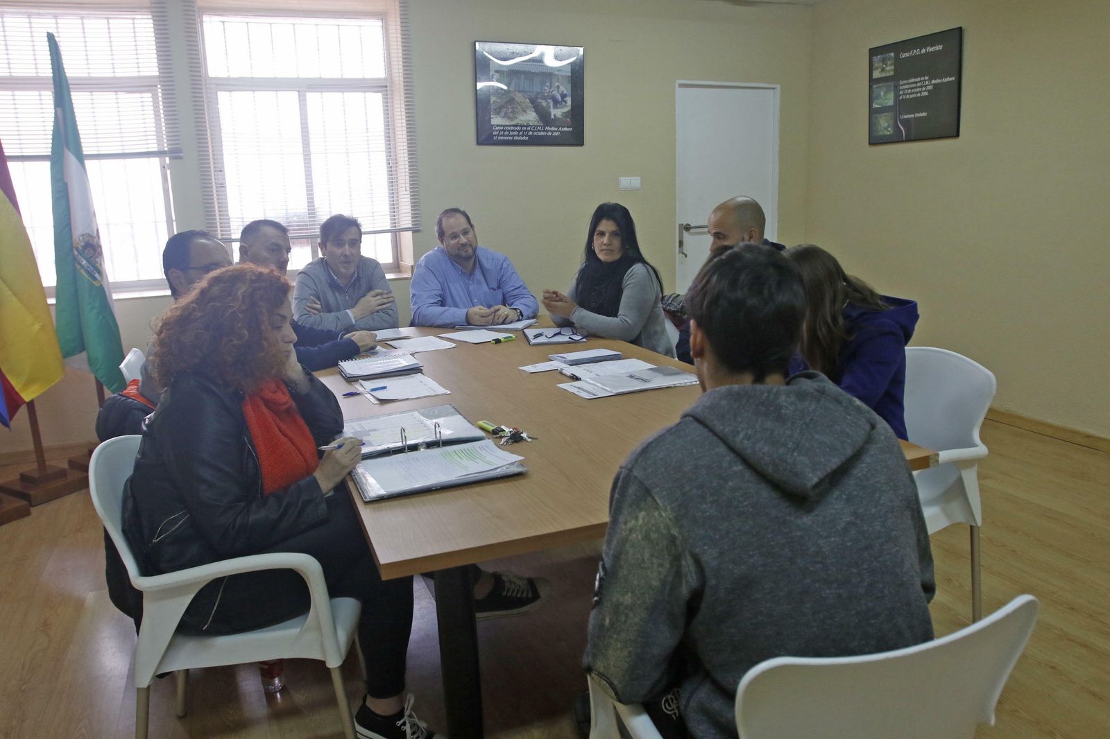 La Comisión Socioeducativa, en una reunión con jóvenes del centro.