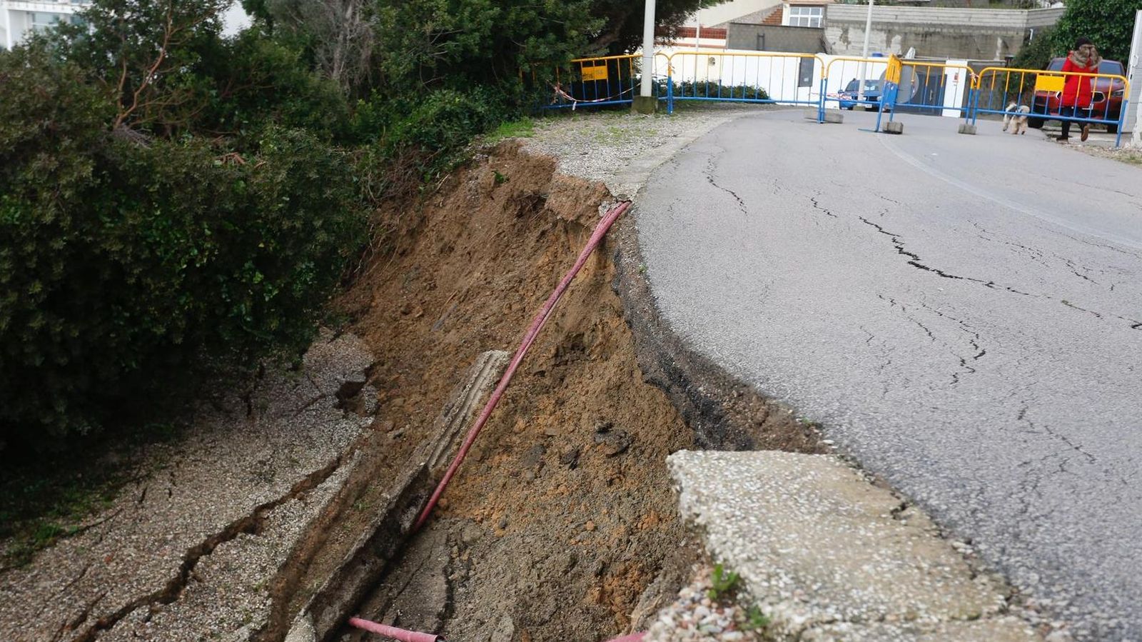 Una de las carreteras de El Faro de Algeciras, destrozada por el temporal