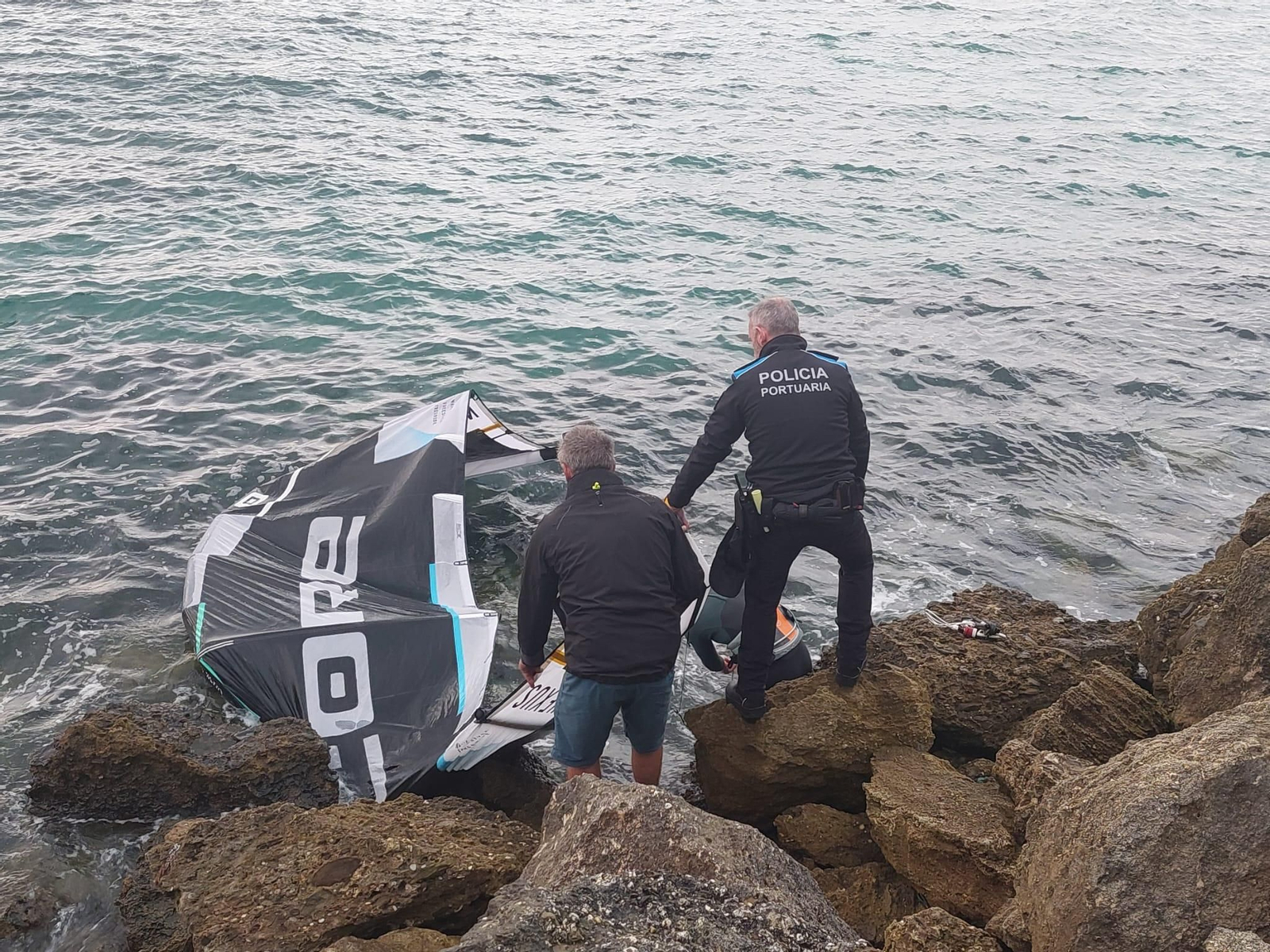 El rescate del kitesurfista en la Isla de las Palomas de Tarifa. El rescate del kitesurfista en la Isla de las Palomas de Tarifa.