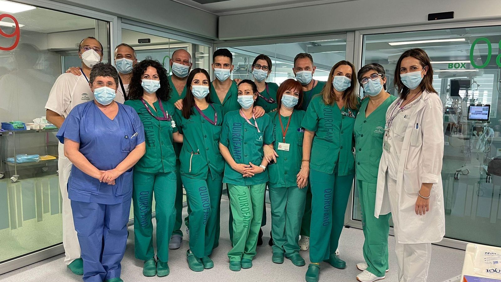 Parte del personal de la UCI del Hospital de Osuna, en el interior de uno de los 16 ‘boxes’.